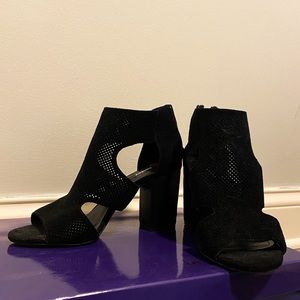 Confortable black heels. Zip in the back. Great support